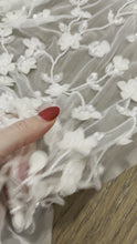 Carica e avvia il video nel visualizzatore di galleria, Tulle bianca ricamata 3d a degrade: 42€/m