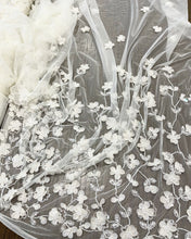 Carica l'immagine nel visualizzatore di Gallery, Tulle bianca ricamata 3d a degrade: 42€/m