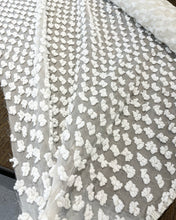 Carica l'immagine nel visualizzatore di Gallery, Tessuto bianco fantasia base seta: 42€/m