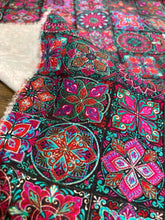 Carica l'immagine nel visualizzatore di Gallery, Cotone disegno ornamentale fucsia: 24€/m