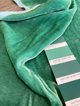 Load image into Gallery viewer, Velluto seta viscosa color verde acqua: 18€/m