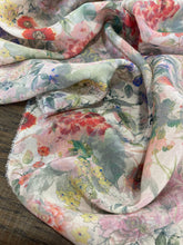 Carica l'immagine nel visualizzatore di Gallery, Seta crepe floreale pastello: 49€/m