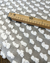 Carica l'immagine nel visualizzatore di Gallery, Tessuto bianco fantasia base seta: 42€/m