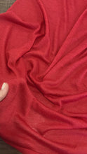 Carica e avvia il video nel visualizzatore di galleria, Maglia di puro cashmere rosso: 33€/m
