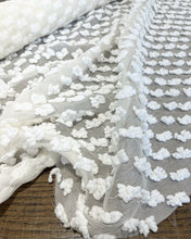 Load image into Gallery viewer, Tessuto bianco fantasia base seta: 42€/m
