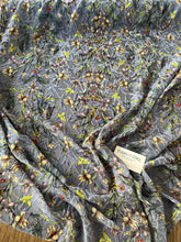 Carica l&#39;immagine nel visualizzatore di Gallery, Devore seta viscosa grigio azzurro fiore giallo rosso: 33€/mt
