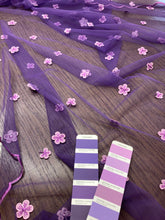 Carica l&#39;immagine nel visualizzatore di Gallery, Tulle viola con fiori: 31€/m
