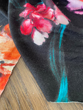 Load image into Gallery viewer, Maglia di viscosa fiori sul nero: €19/mtl
