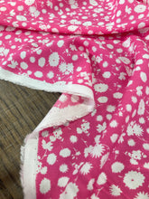 Load image into Gallery viewer, Viscosa rosa con fiori bianchi: 16€/m

