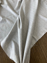 Load image into Gallery viewer, Puro cashmere 100% grigio peso giacca: €75/mtl
