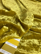 Carica l&#39;immagine nel visualizzatore di Gallery, Velluto di viscosa colore oil giallo: 28€/m
