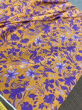 Carica l&#39;immagine nel visualizzatore di Gallery, Viscosa arancione con fiori viola taglio unico 1.6m
