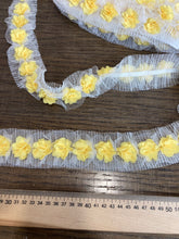 Carica l&#39;immagine nel visualizzatore di Gallery, Passamaneria elasticizzata tulle con fiori gialli: 10€/m
