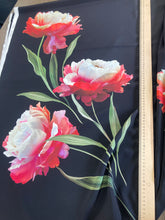 Carica l&#39;immagine nel visualizzatore di Gallery, Seta crepe fiore rosso sul nero: 45€/m
