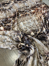 Load image into Gallery viewer, Devore seta viscosa disegno animalesco: €34/mtl
