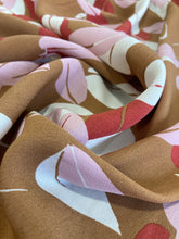 Load image into Gallery viewer, Viscosa crepe color senape con foglie: 16€/m
