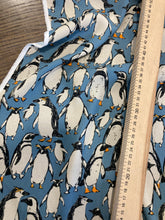 Load image into Gallery viewer, Viscosa crepe pinguini taglio unico 1.7m
