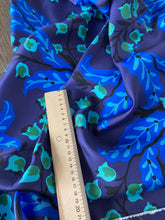 Load image into Gallery viewer, Raso di seta fiori con blue: €49/mtl
