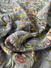 Load image into Gallery viewer, Devore seta viscosa grigio azzurro fiore giallo rosso: 33€/mt
