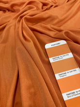 Load image into Gallery viewer, Maglia di seta arancione: 38€/m
