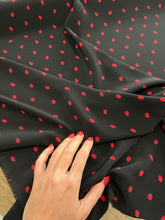 Carica l&#39;immagine nel visualizzatore di Gallery, Seta crepe nera microdisegno rosso: 45€/m
