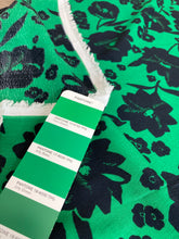Load image into Gallery viewer, Viscosa verde con fiori neri: 16€/m
