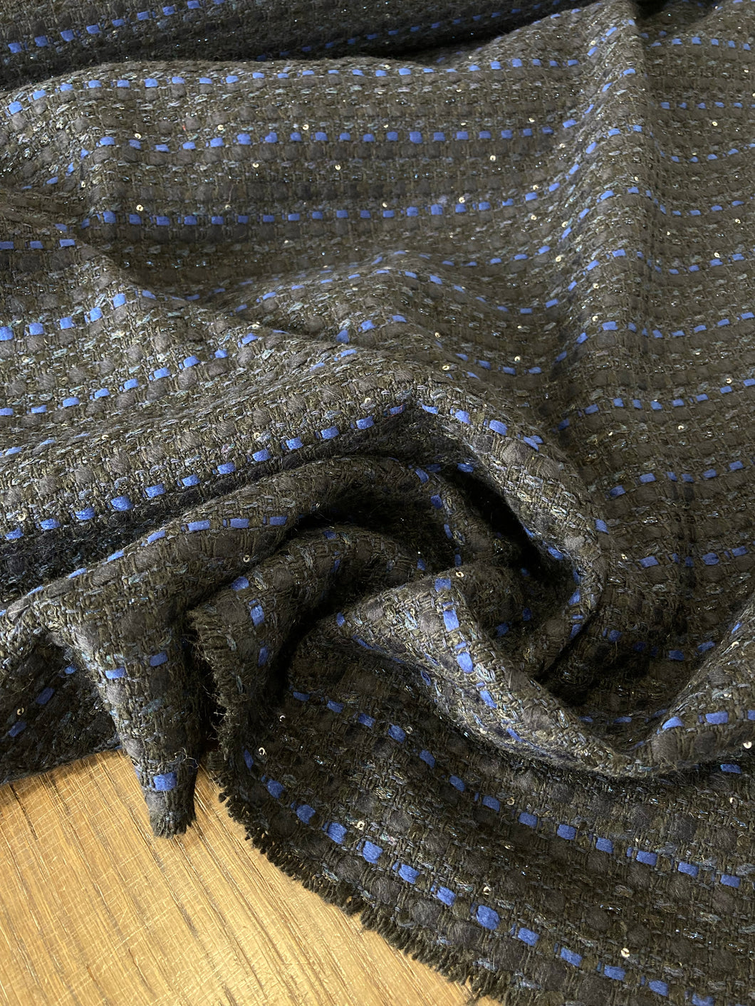 Tweed chanellina nero blu con le paillettes: 38€/m