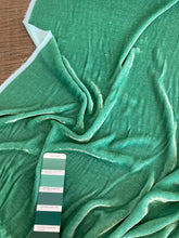 Carica l&#39;immagine nel visualizzatore di Gallery, Velluto seta viscosa color verde acqua: 18€/m
