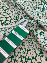 Carica l&#39;immagine nel visualizzatore di Gallery, Viscosa verde con fiori bianchi taglio unico 1.9m a 34€
