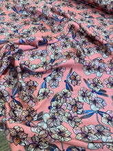 Load image into Gallery viewer, Raso di seta rosa stampa floreale: 51€/m
