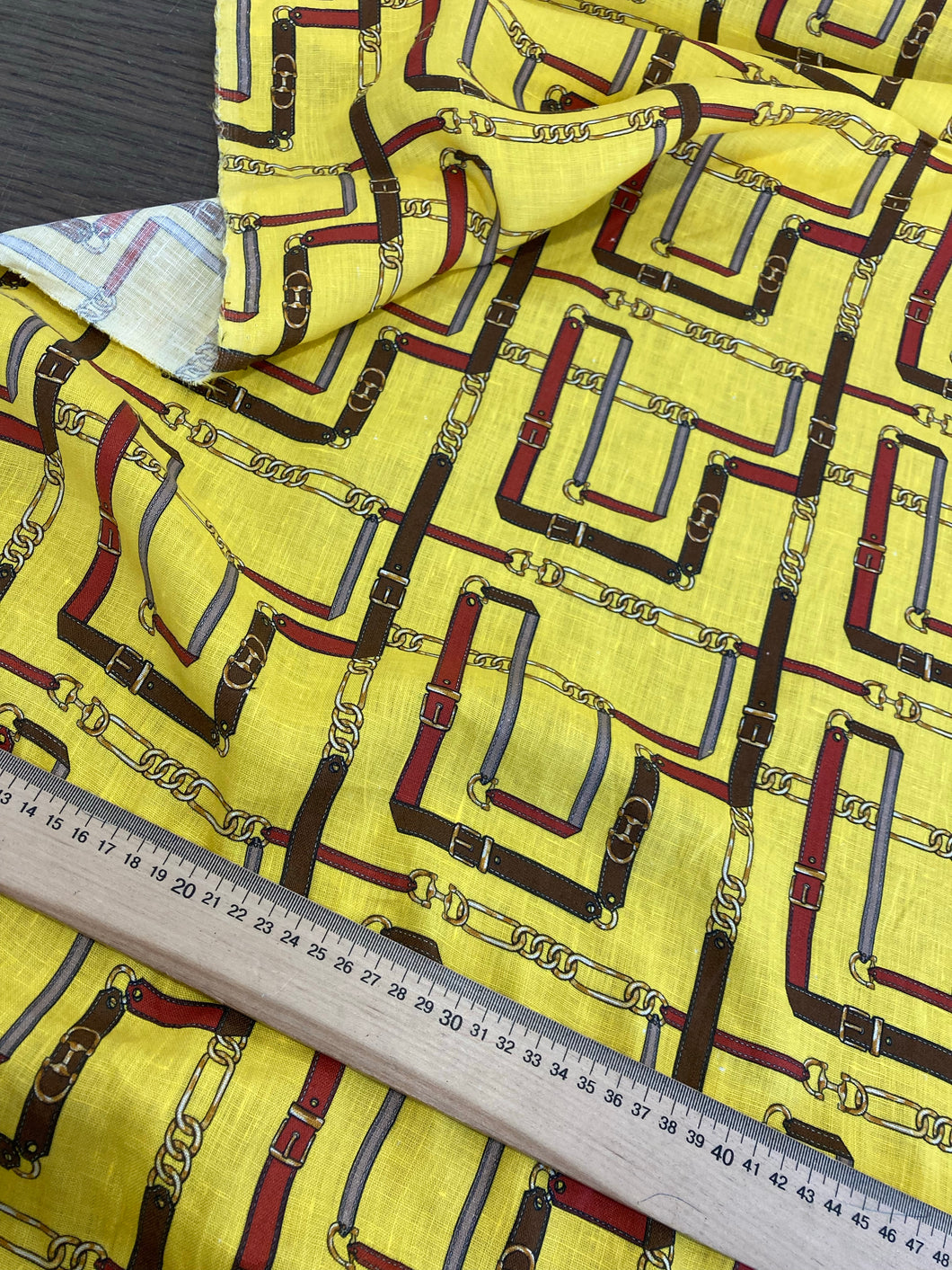 Lino fondo giallo stampa le cinture: 32€/m