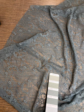Load image into Gallery viewer, Tulle grigio con fiori taglio unico 1.6
