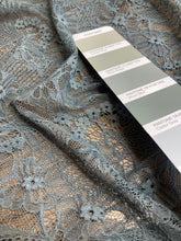 Load image into Gallery viewer, Tulle grigio con fiori taglio unico 1.6
