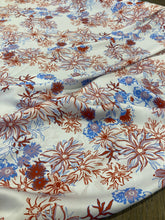 Carica l&#39;immagine nel visualizzatore di Gallery, Seta crepe fondo bianco fiori rosso blu: 51€/m
